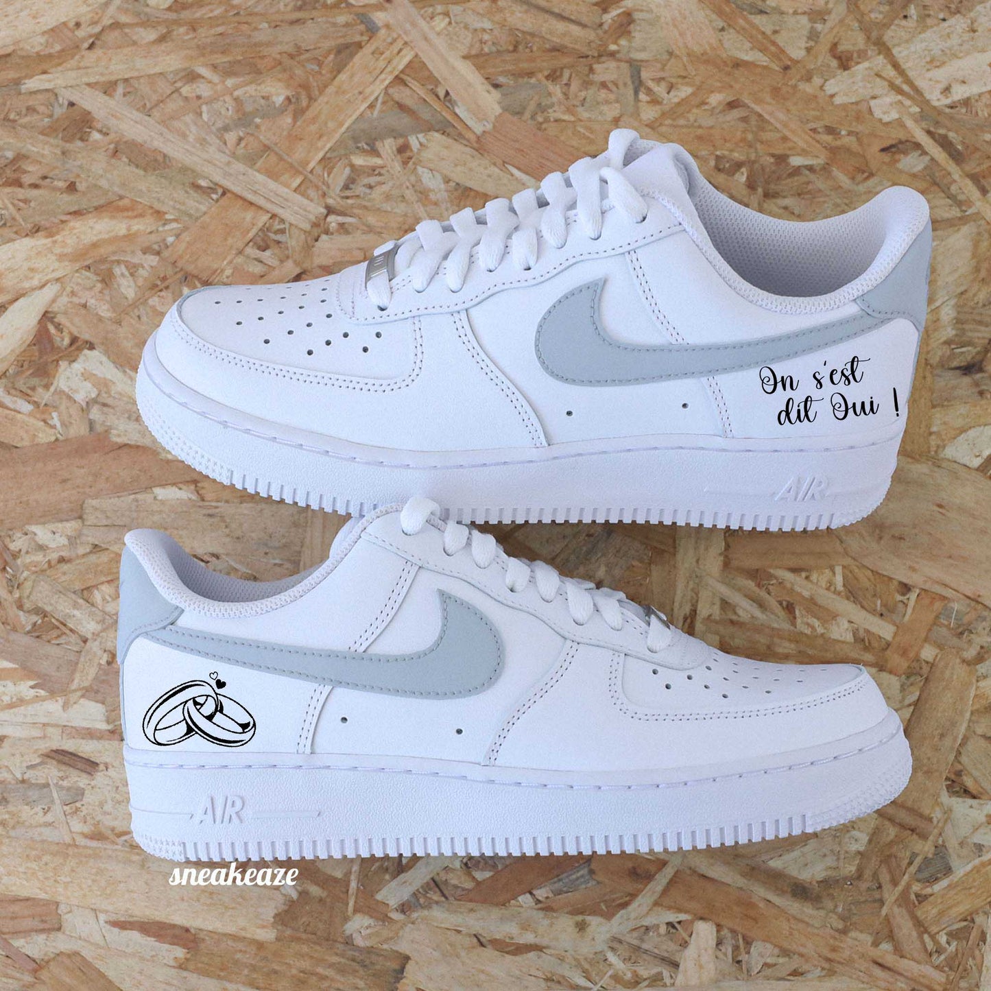 baskets nike air force 1 custom mariage - sneakers personnalisées pour futurs mariés - couleur pastel inscription initiales et date du jour J )- on s'est dit oui et alliances de mariage - sneakeaze customs skz