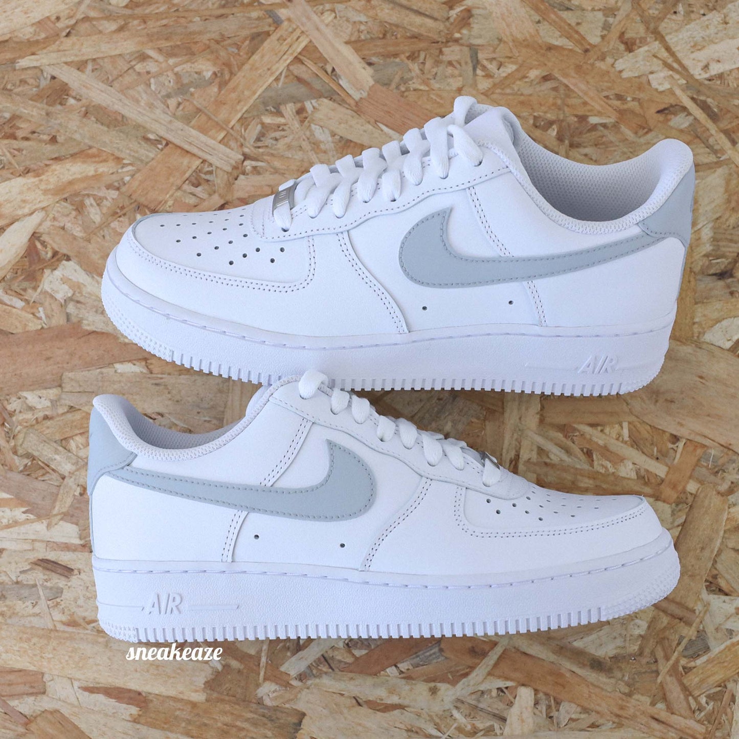 Baskets Nike Air force 1 custom - swoosh & arrière gris pastel sneakeaze customs skz