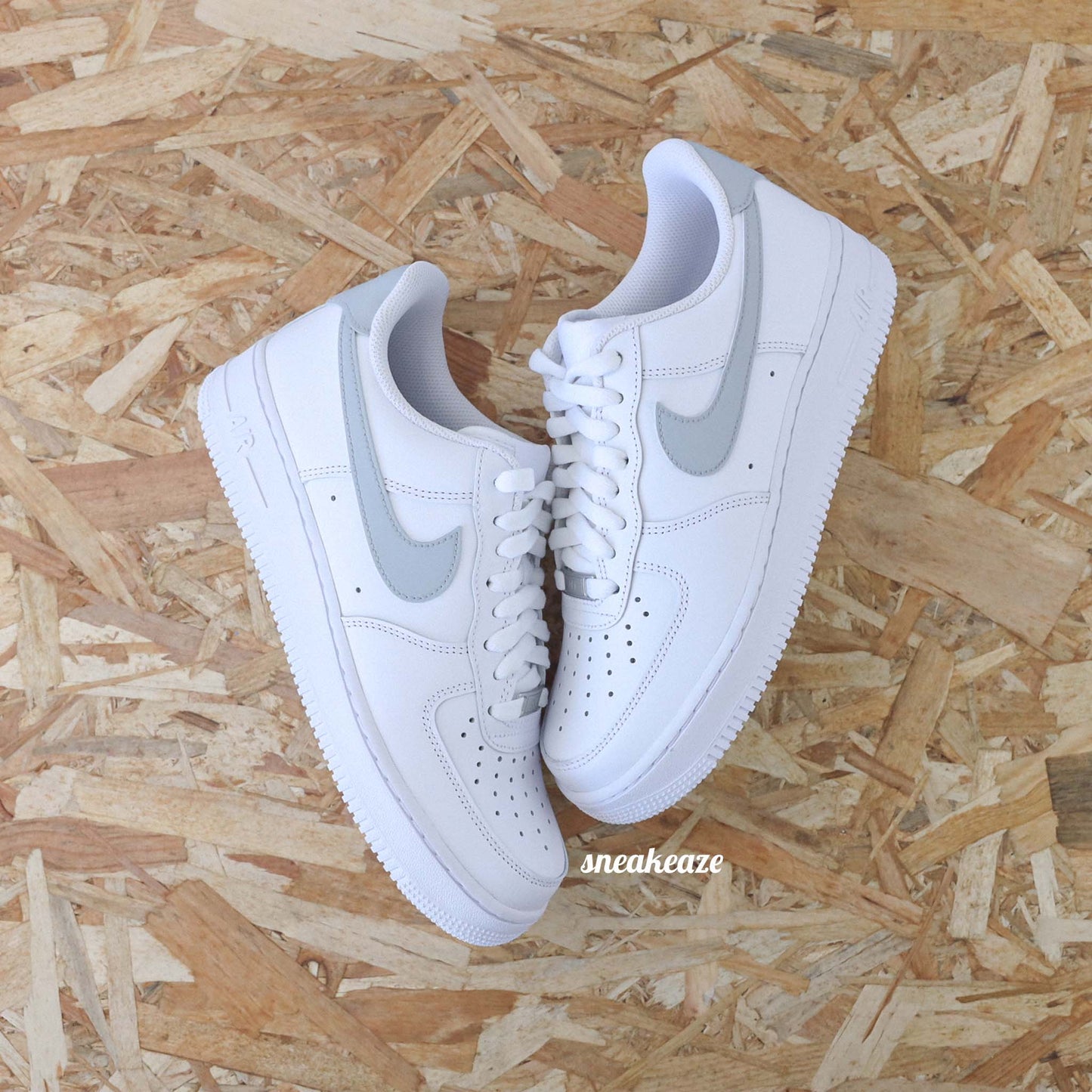 Baskets Nike Air force 1 custom - swoosh & arrière gris pastel sneakeaze customs skz