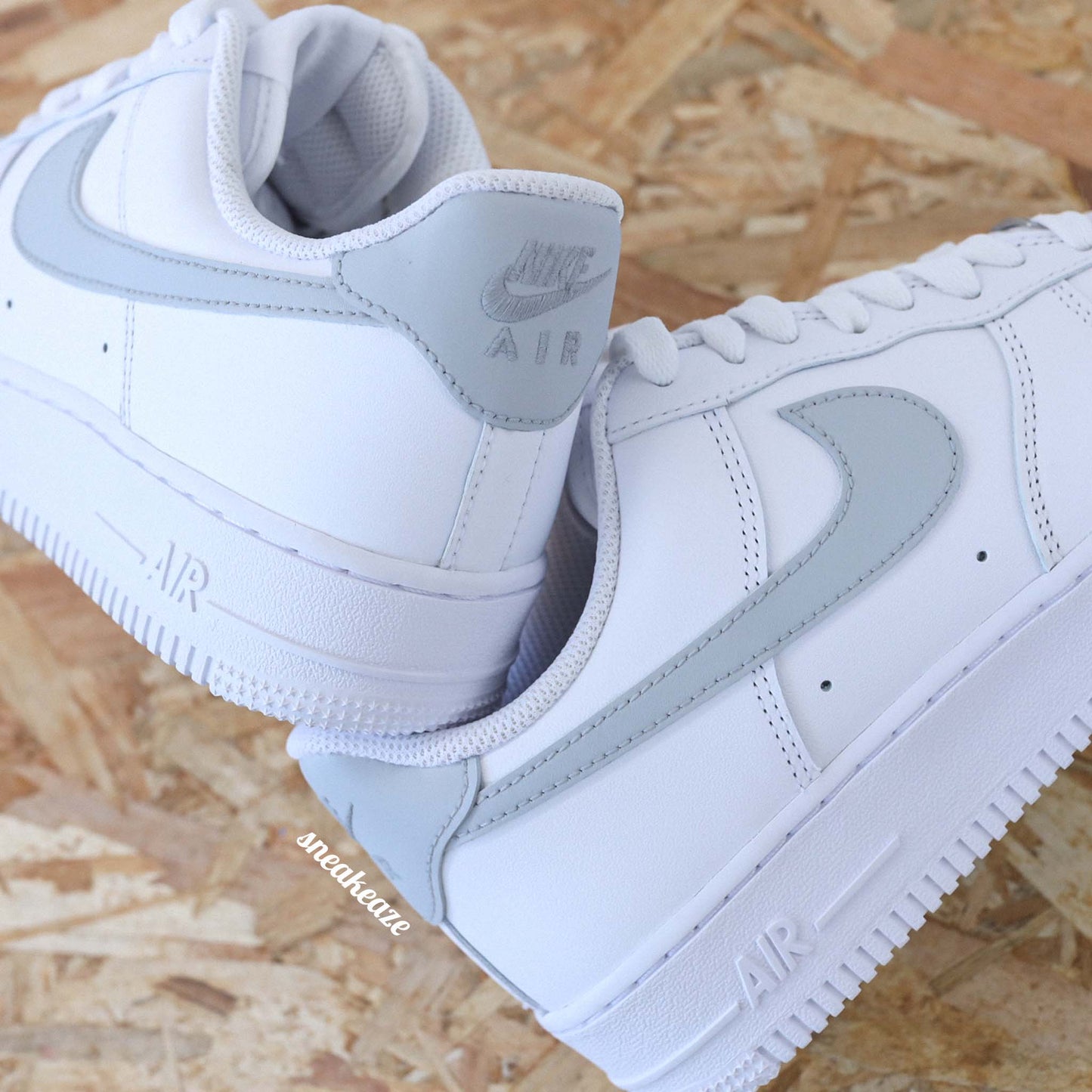 Baskets Nike Air force 1 custom - swoosh & arrière gris pastel sneakeaze customs skz