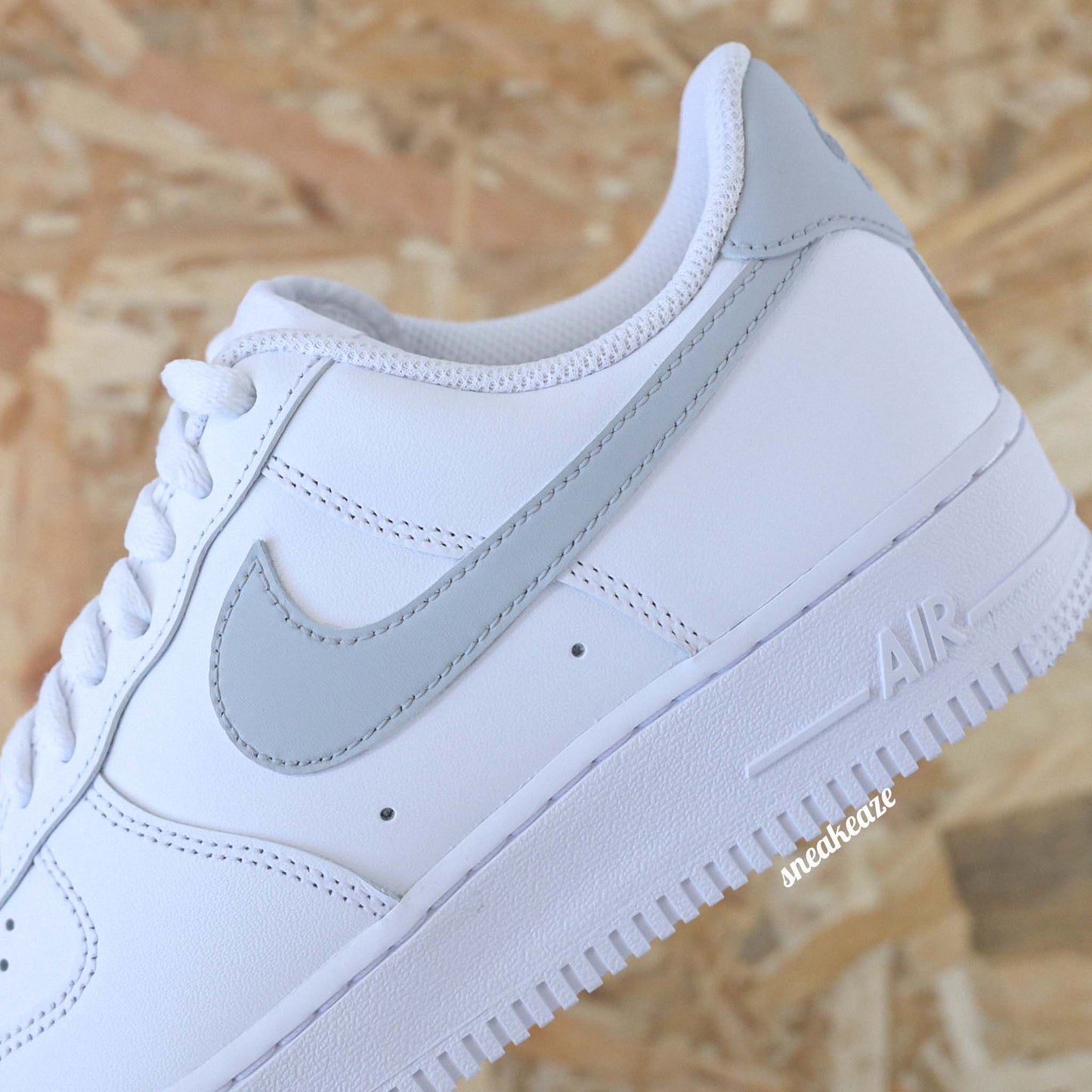 Baskets Nike Air force 1 custom - swoosh & arrière gris pastel sneakeaze customs skz