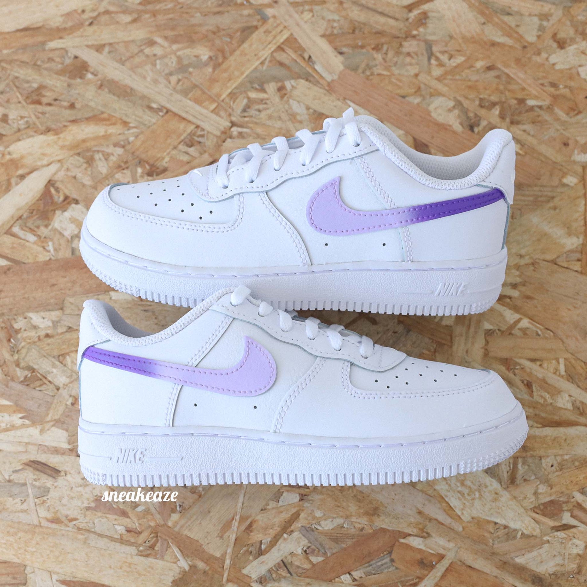 baskets nike air force 1 custom enfant - swoosh dégradé pastel sneakeaze skz customs