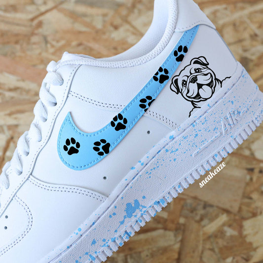 Baskets Nike Air force 1 custom modèle swoosh bleu azur et splash assortis sur la semelle avec dessin de pates de chien et dessin à l'arrière d'un bulldog sneakeaze custom
