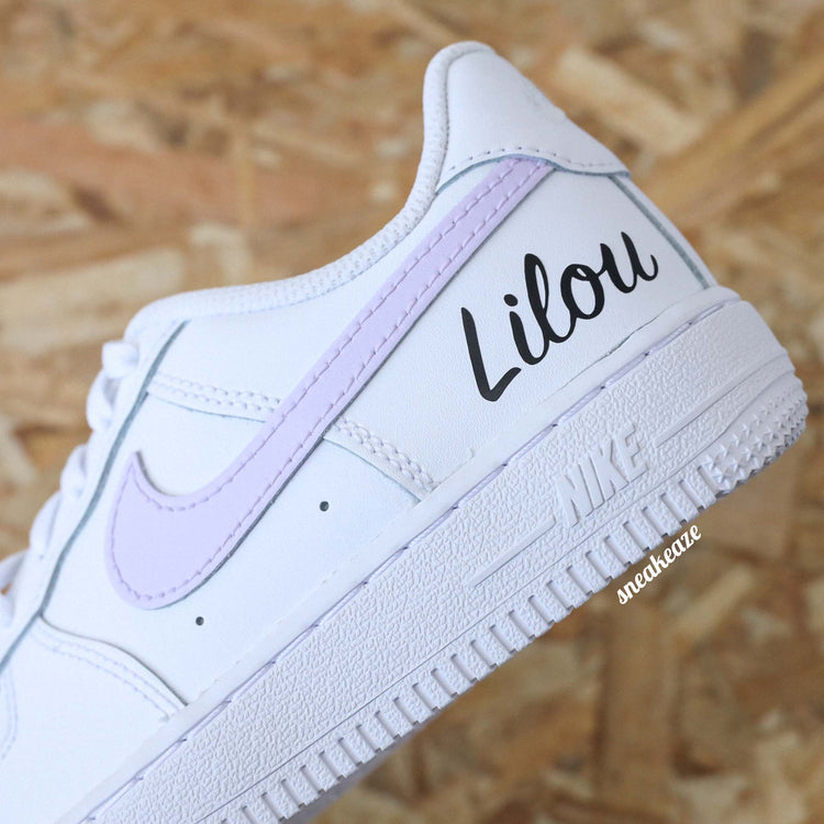baskets nike air force 1 custom enfant - swoosh prénom pastel sneakeaze skz customs