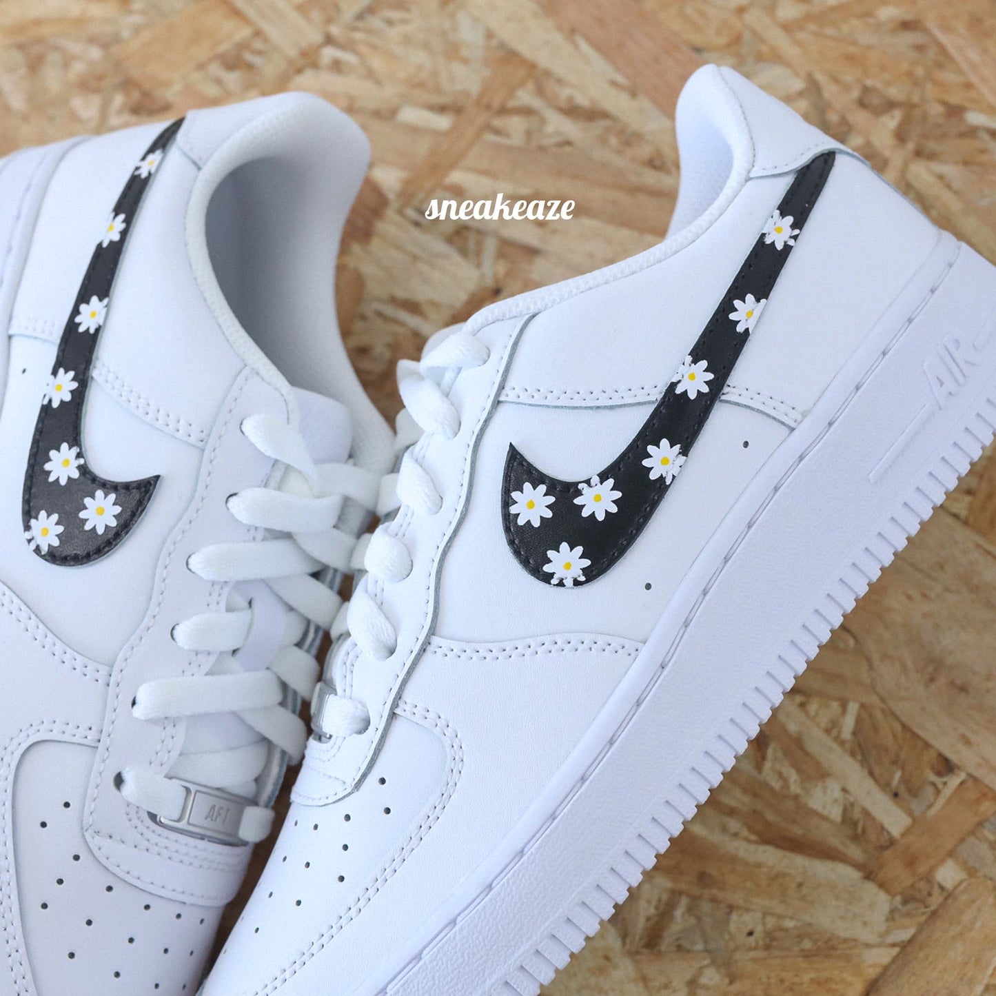 Baskets customs nike air force 1 AF1 swoosh black daisy marguerites fleur sneakeaze skz customs