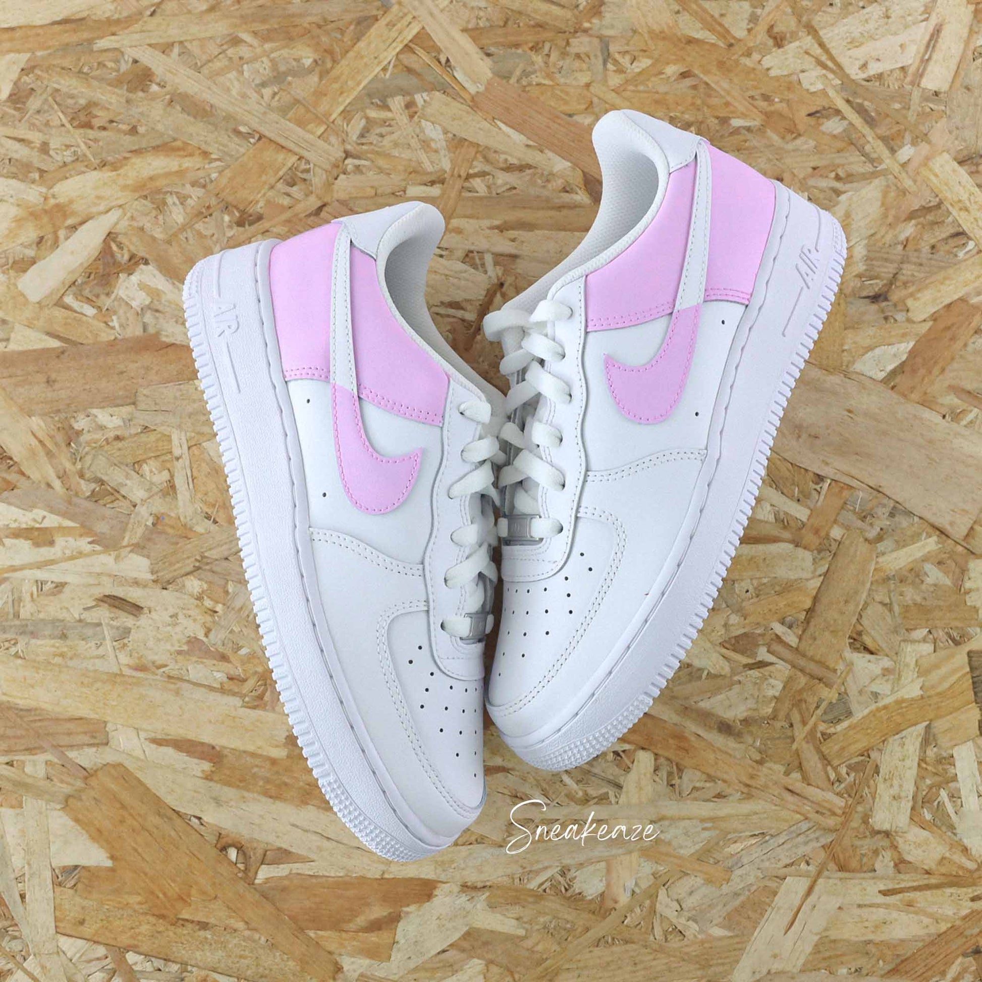 Baskets nike Air force 1 customs pastel reverse couleur rose baby pink sneakeaze skz custom