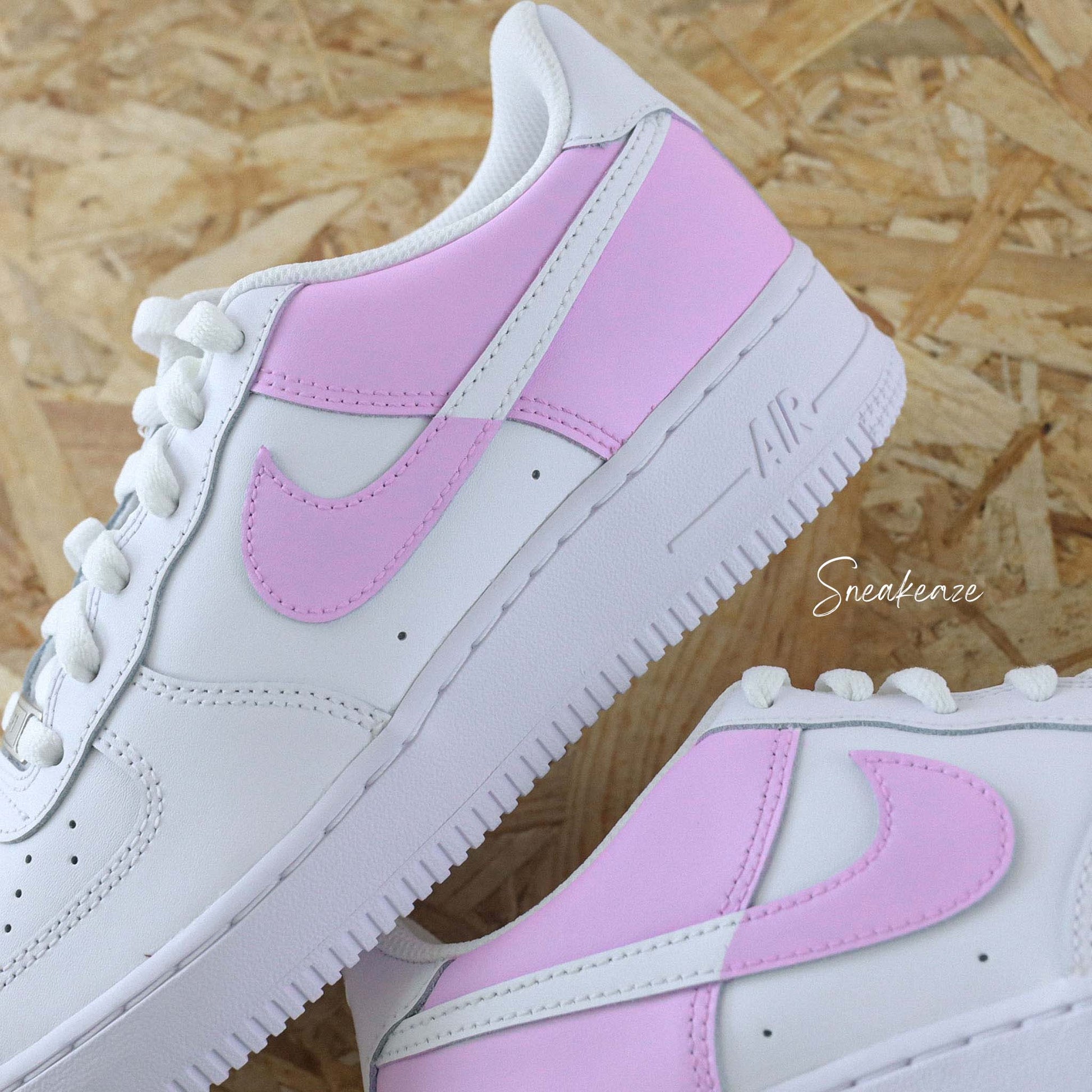 Baskets Air force 1 customs pastel reverse couleur rose baby pink sneakeaze skz custom