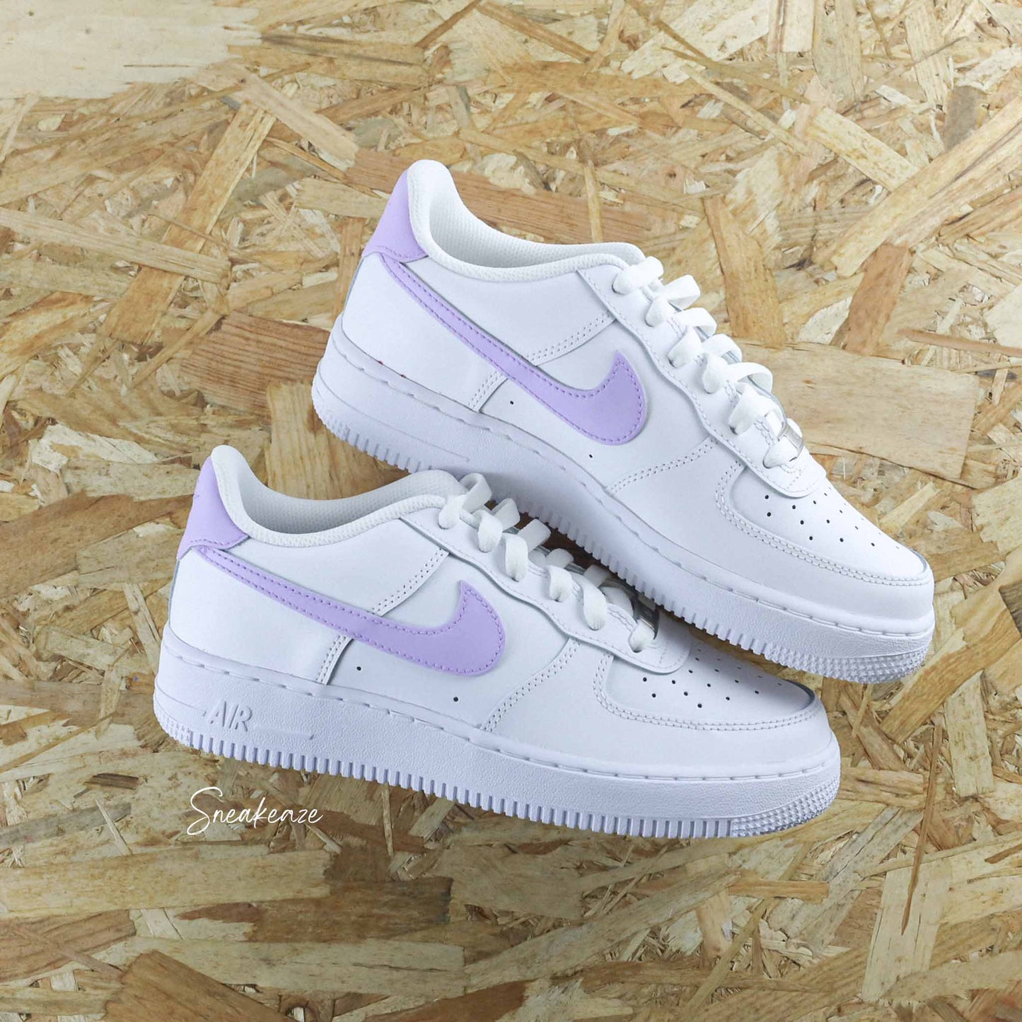 Baskets Nike Air force 1 custom - swoosh & arrière lila pastel sneakeaze customs skz