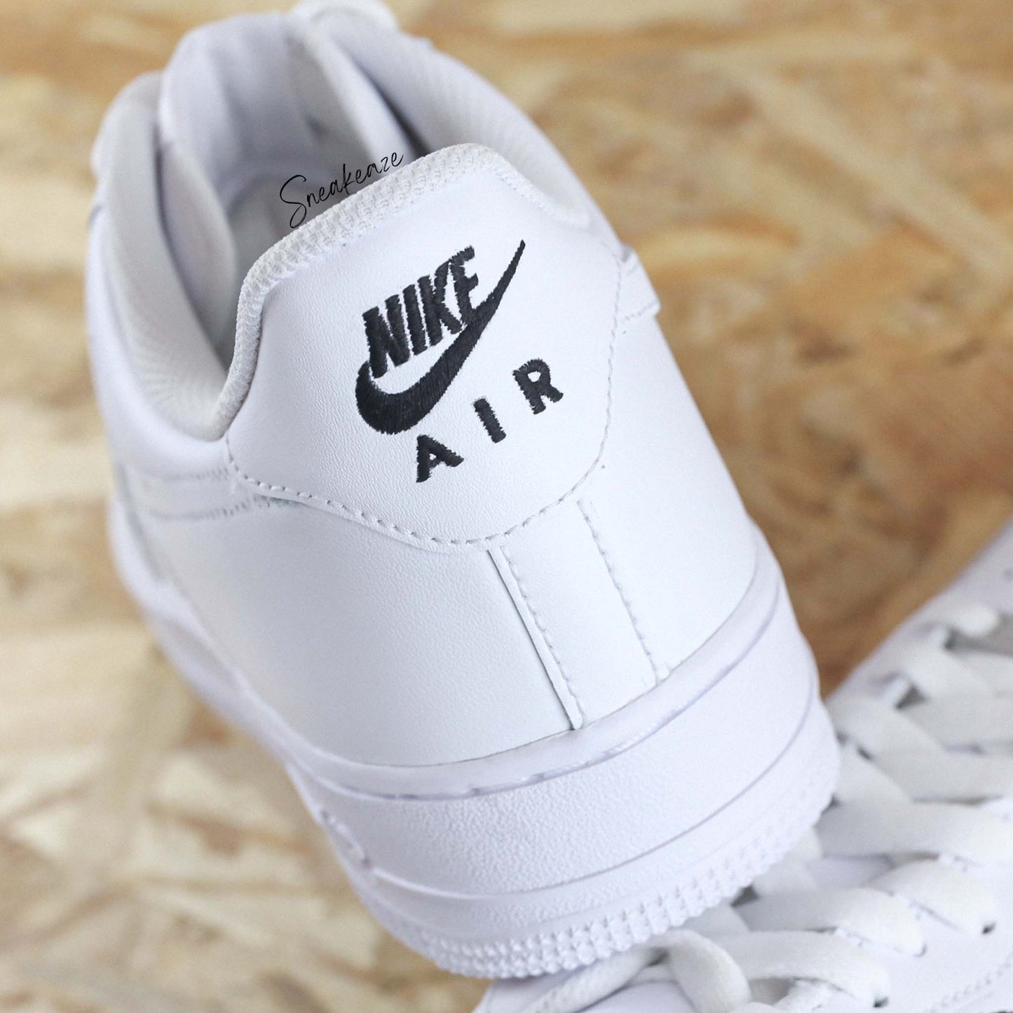 Baskets Nike Air force 1 custom dessin peint Hulk et Ironman des avengers sur côtés extérieurs.