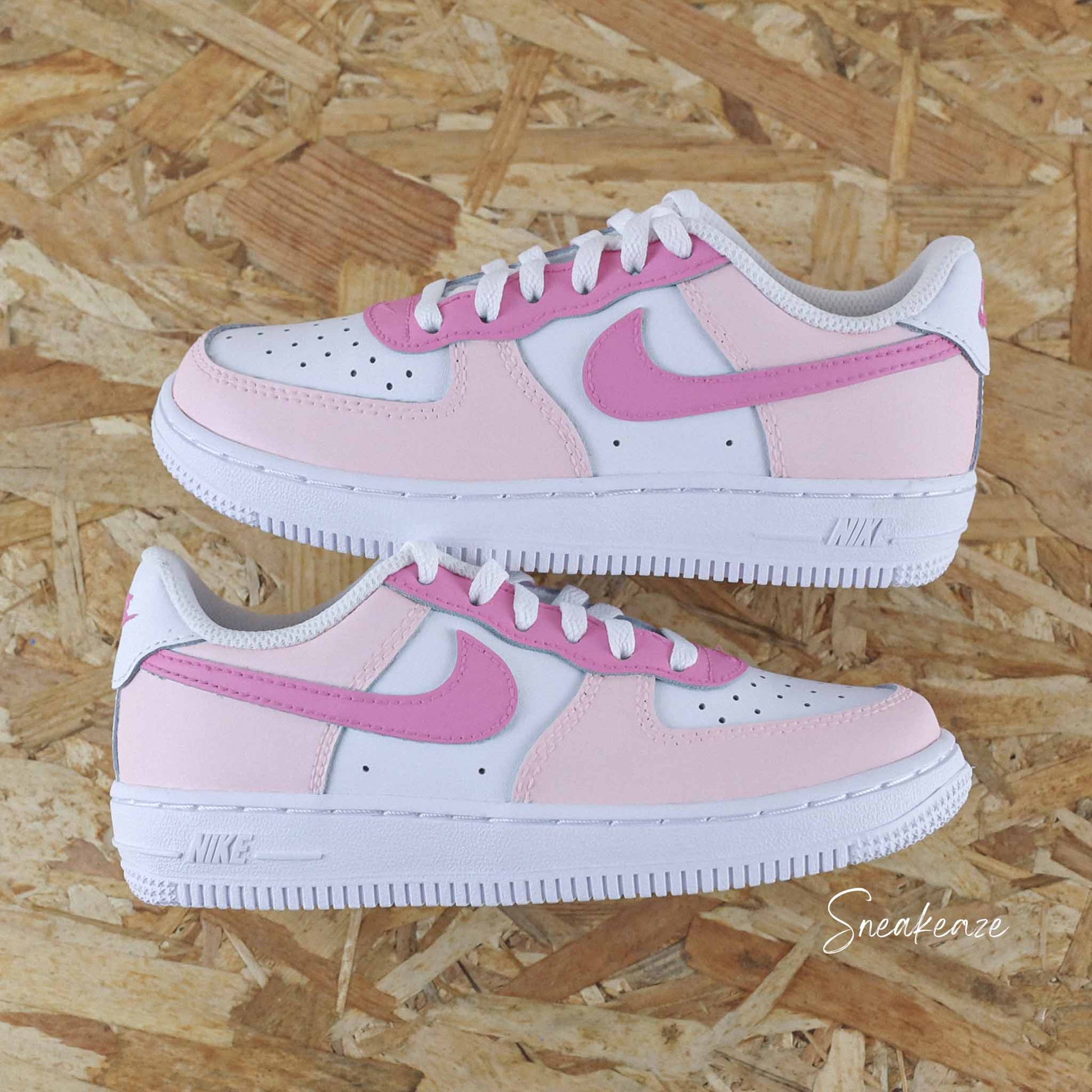 Baskets nike air force 1 custom enfant - barbie girl couleur baby pink - sneakeaze skz customs