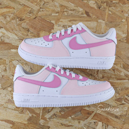 Baskets nike air force 1 custom enfant - barbie girl couleur baby pink - sneakeaze skz customs