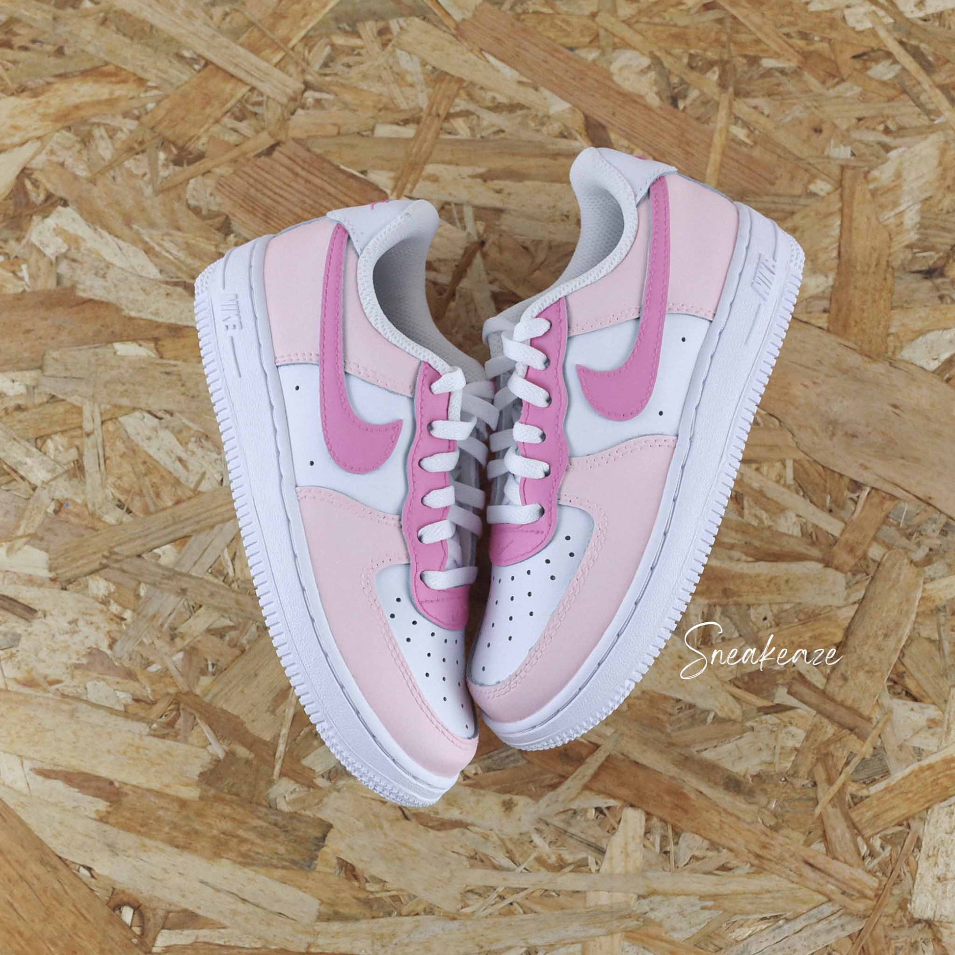 Baskets nike air force 1 custom enfant - barbie girl couleur baby pink - sneakeaze skz customs