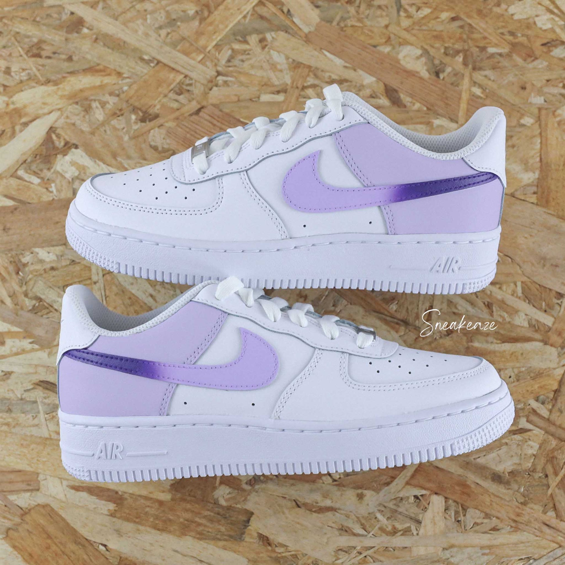 Baskets Nike Air Force 1 custom modèle color block signe nike dégradé violet et lavande. Les côtés arrières sont peints en pastel sneakeaze customs