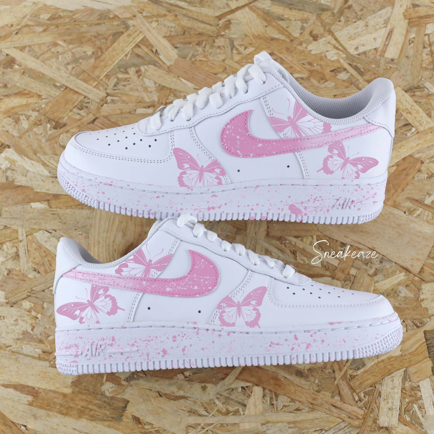 Baskets Nike Air Force 1 custom splash dégradé baby pink et rose pastel avec dessin de papillons rose clair sneakeaze customs