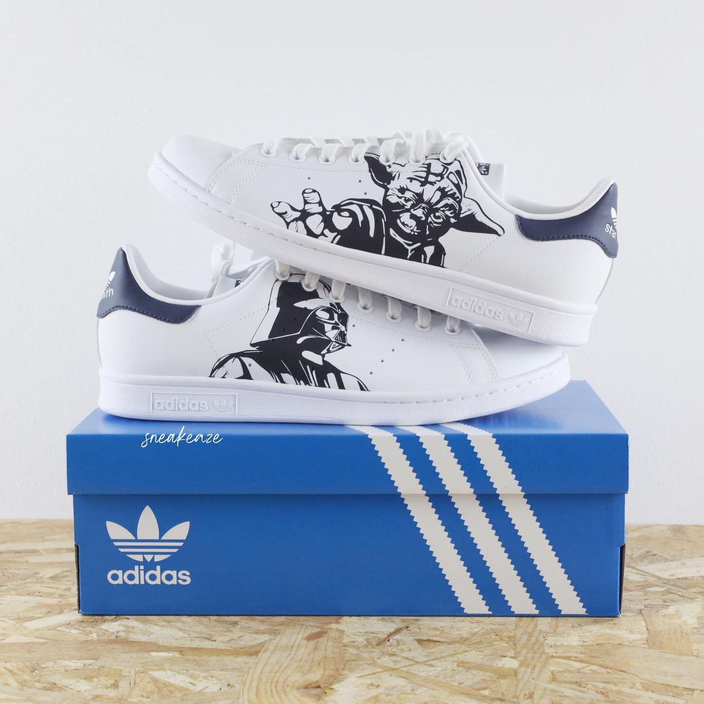baskets Adidas stan smith custom dessin peint à la main star wars dark vador et maitre yoda jedi sneakeaze custom skz