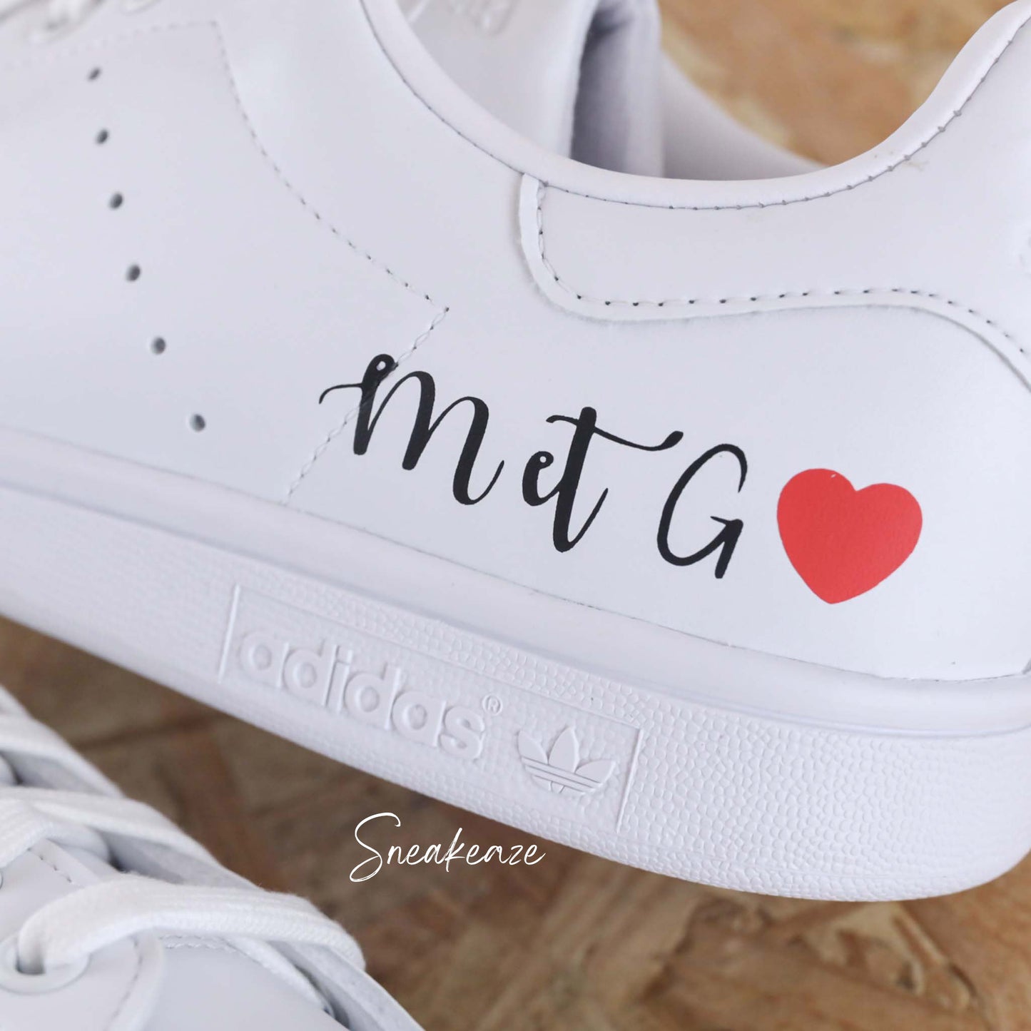 baskets Adidas stan smith custom mariage - wedding day personnalisation prénoms des futurs mariés et initiales sur le thème de l'amour - sneakeaze customs skz