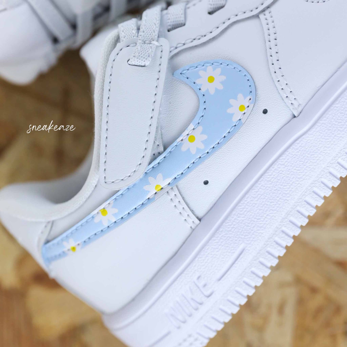 nike air force 1 custom swoosh bleu pastel motifs marguerites sneakers enfant AF1 personnalisé basket peint à la main