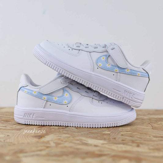 nike air force 1 custom swoosh bleu pastel  motifs marguerites sneakers enfant AF1 personnalisé basket peint à la main
