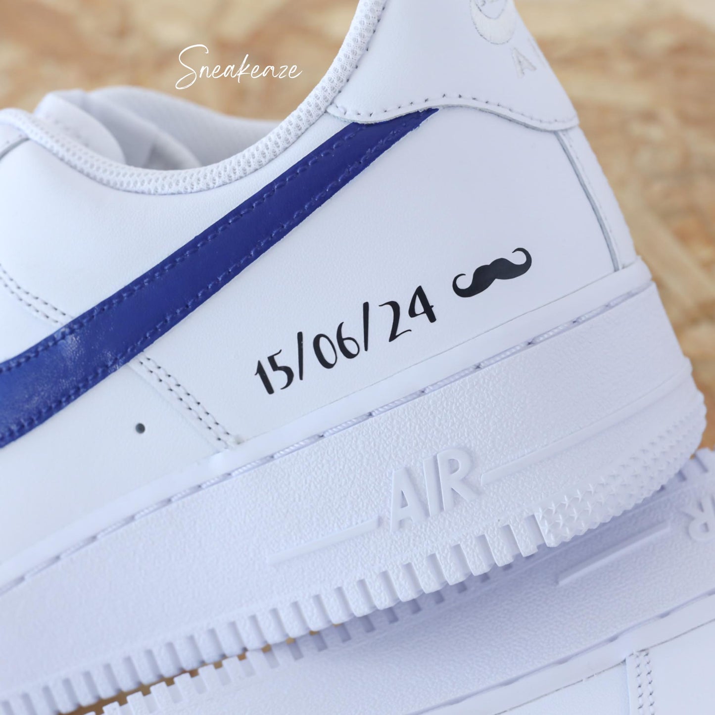 Nike Air Force 1 basses blanches en cuir custom pour mariage, Démarquez-vous avec une paire de sneakers personnalisable "Just Married" qui sort vraiment de l’ordinaire pour le jour J. Je dis OUI !
