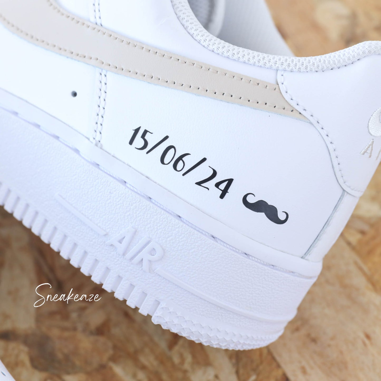 Nike Air Force 1 basses blanches en cuir custom pour mariage, Démarquez-vous avec une paire de sneakers personnalisable "Just Married" qui sort vraiment de l’ordinaire pour le jour J. Je dis OUI !
