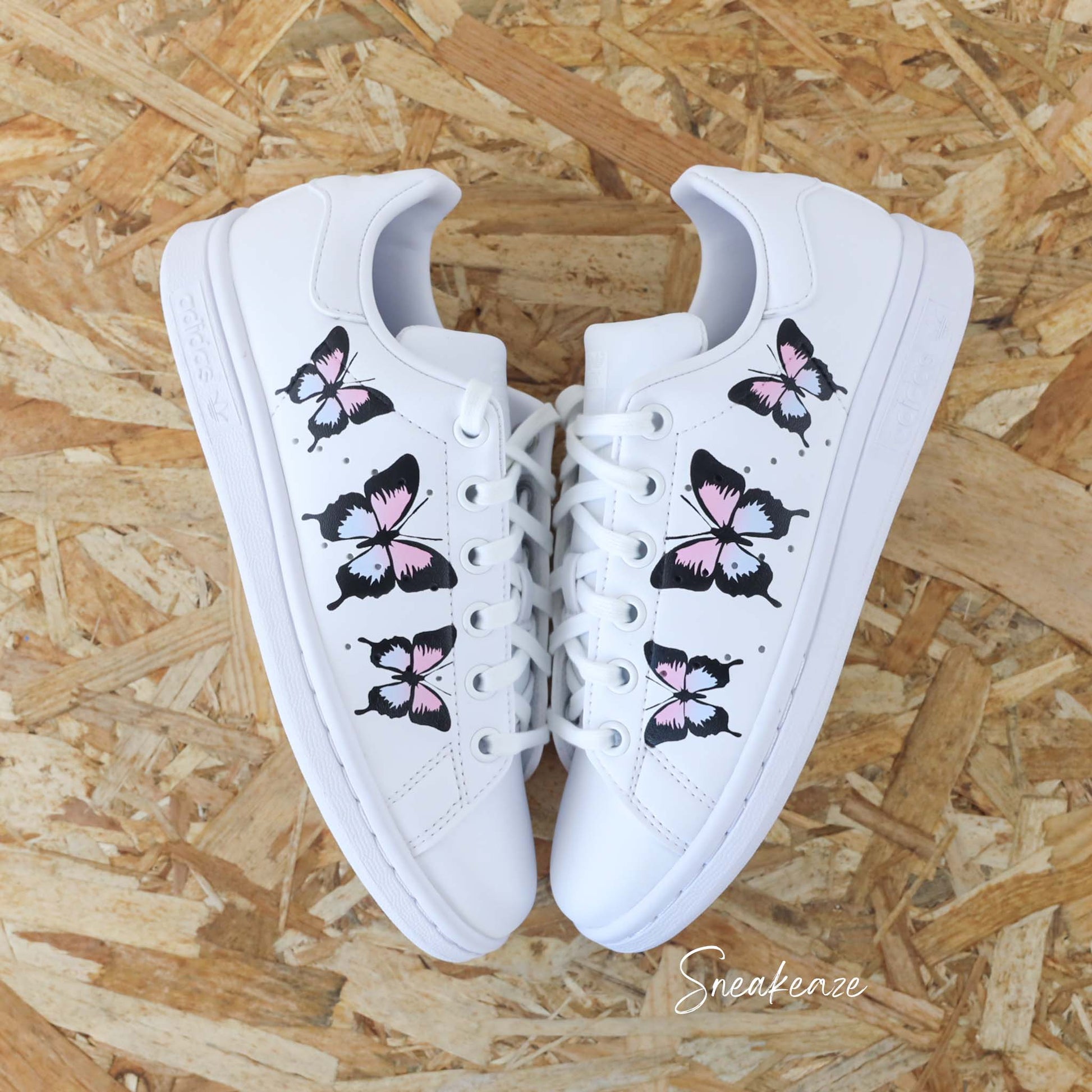 baskets personnalisées adidas stan smith custom papillon dégradé pastel peint à la main - sneakeaze customs skz