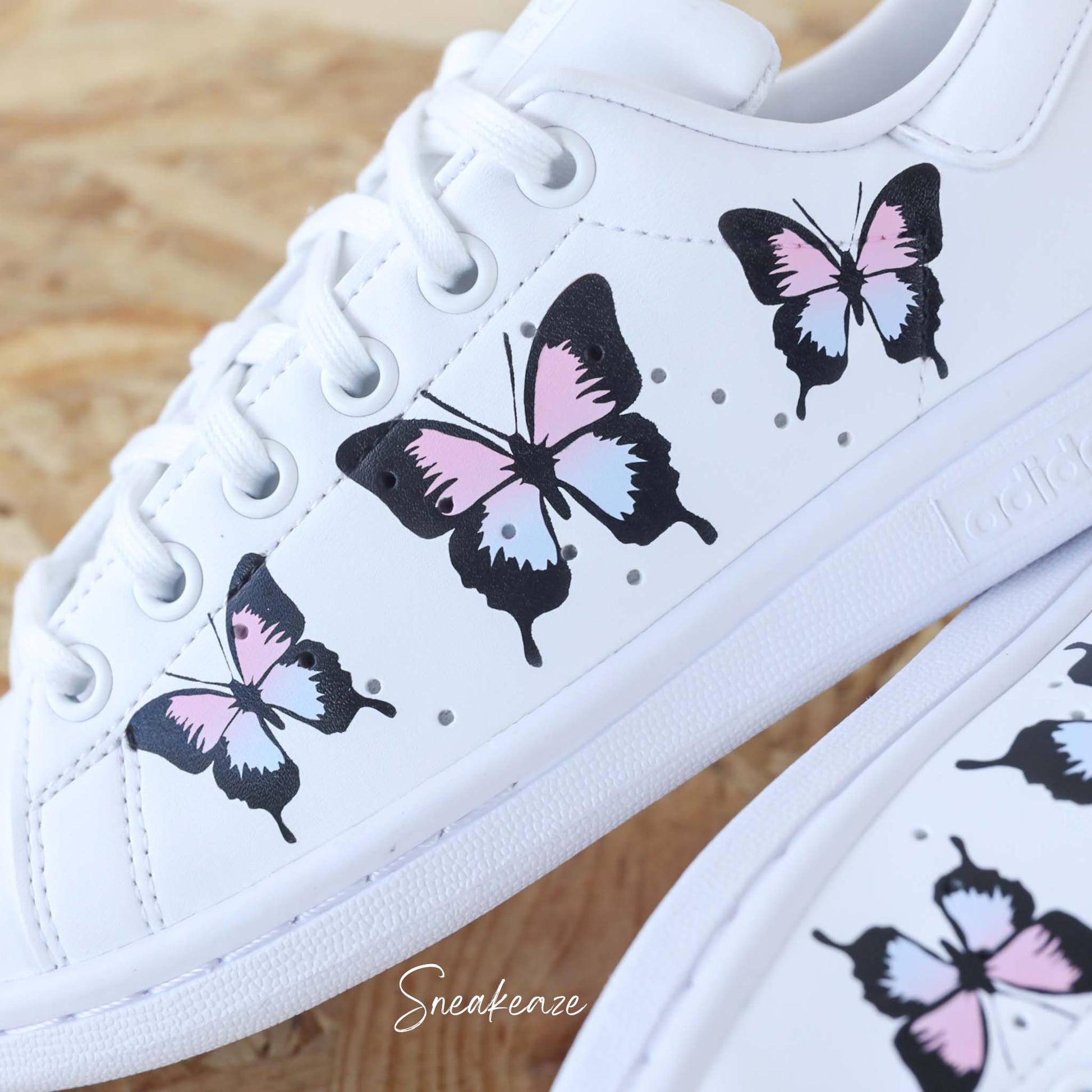 baskets personnalisées adidas stan smith custom papillon dégradé pastel peint à la main - sneakeaze customs skz