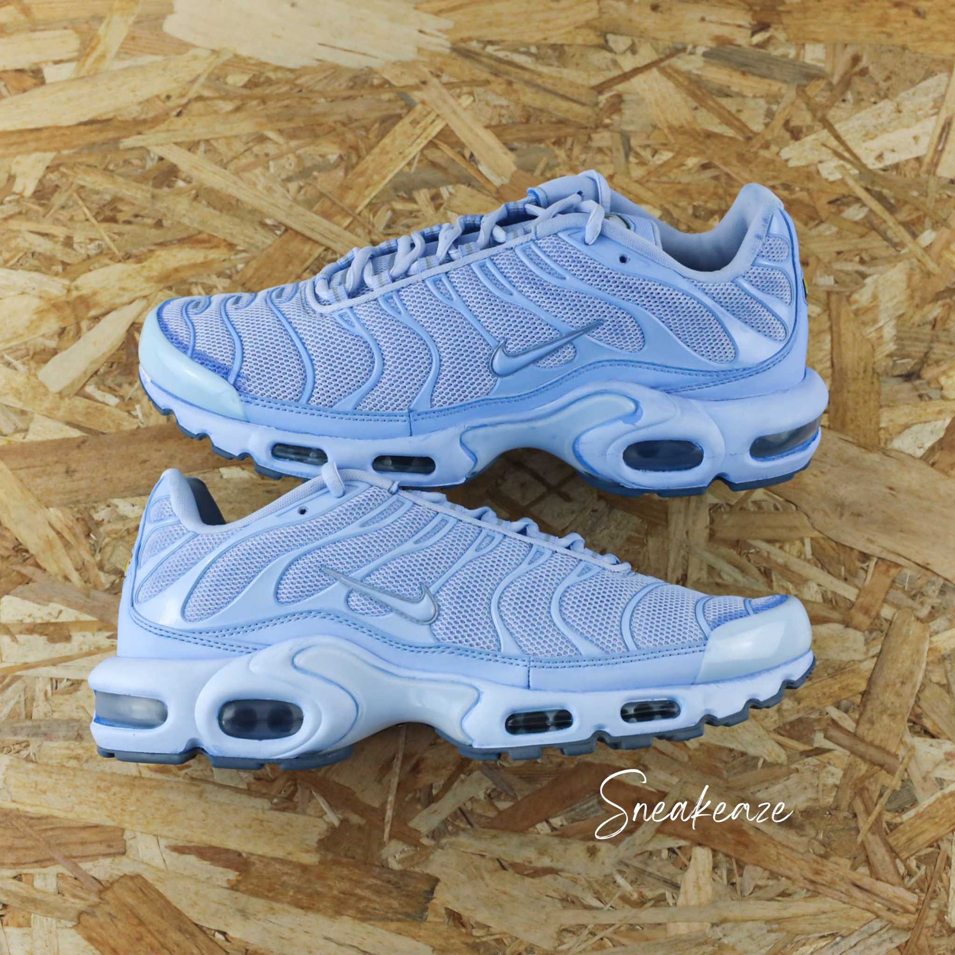 baskets personnalisées nike air max tn tuned custom blue color pastel sneakers hype tie-dye dyed sneakeaze