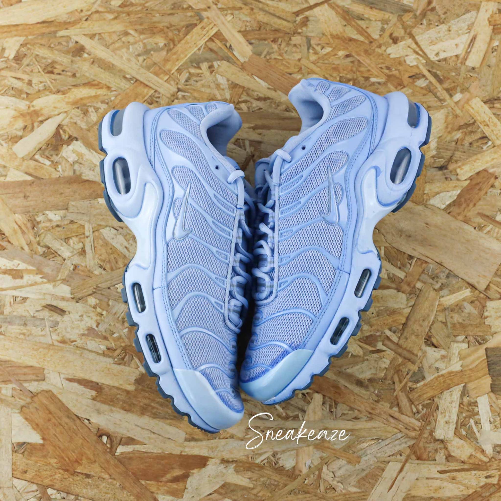 baskets personnalisées nike air max tn tuned custom blue color pastel sneakers hype tie-dye dyed sneakeaze