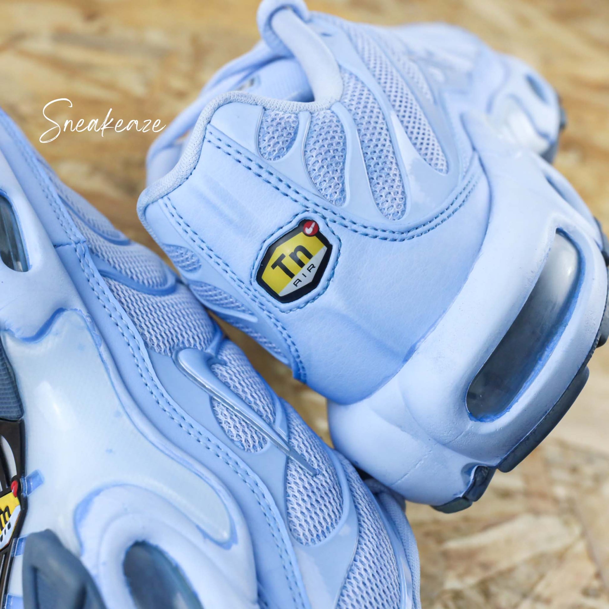 baskets personnalisées nike air max tn tuned custom blue color pastel sneakers hype tie-dye dyed sneakeaze