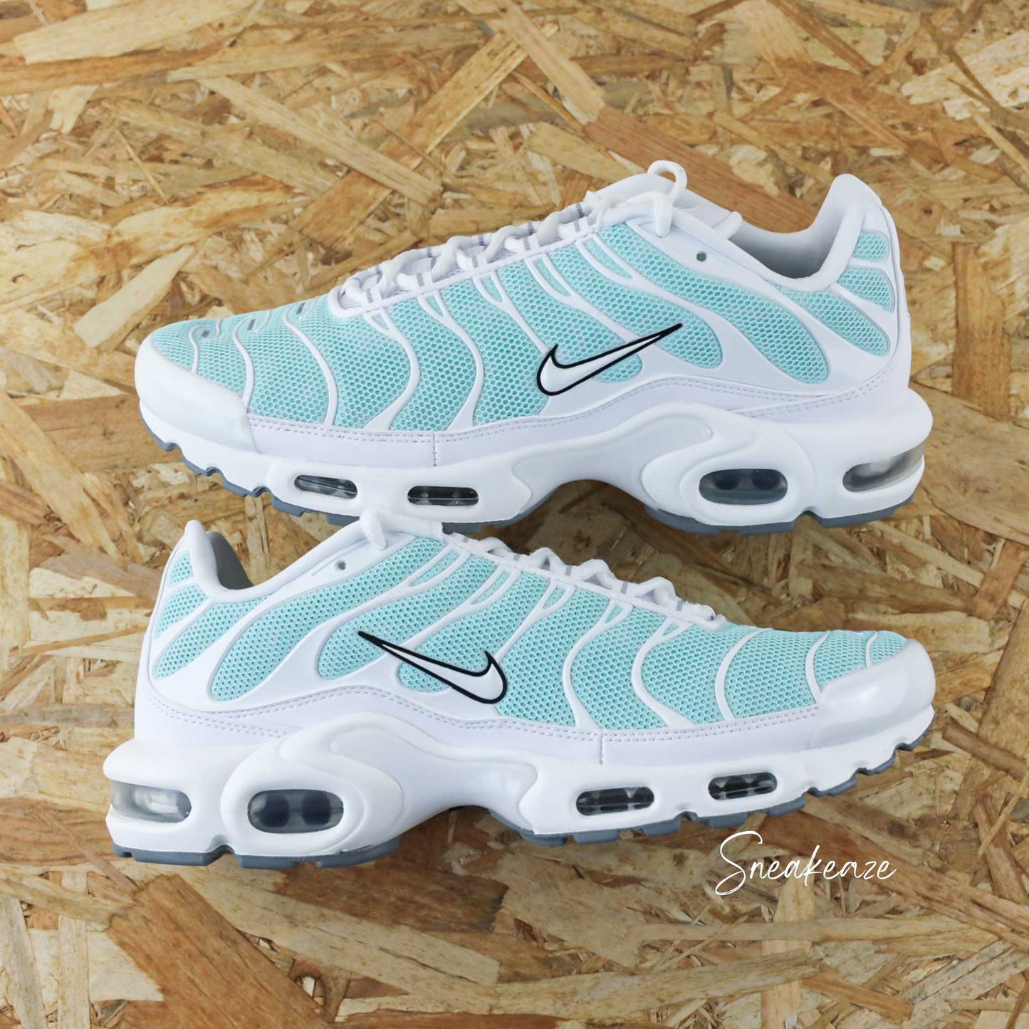 Baskets Nike Air Max Plus (TN) custom vert d'eau pastel - sneakeaze custom