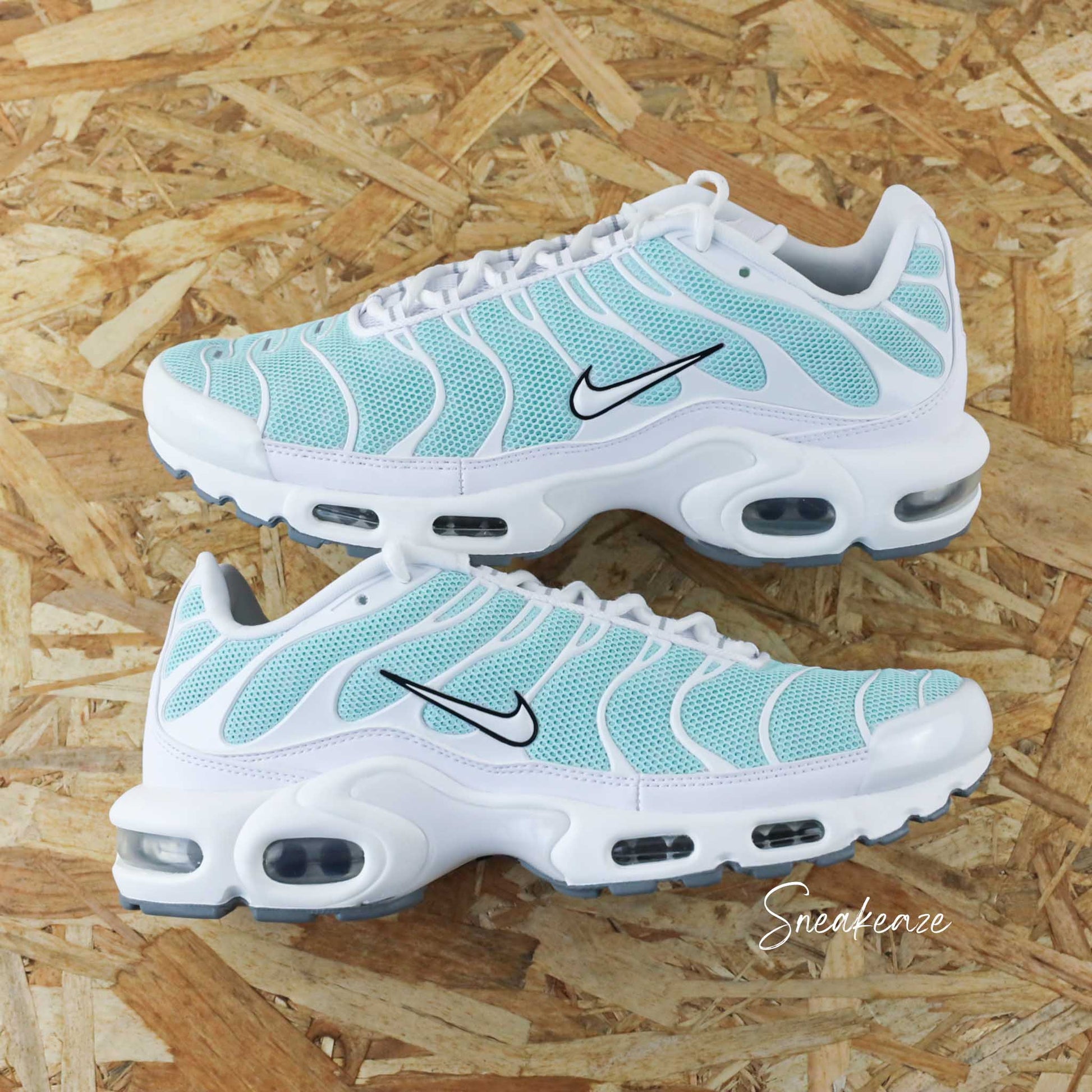 Baskets Nike Air Max Plus (TN) custom vert d'eau pastel - sneakeaze custom