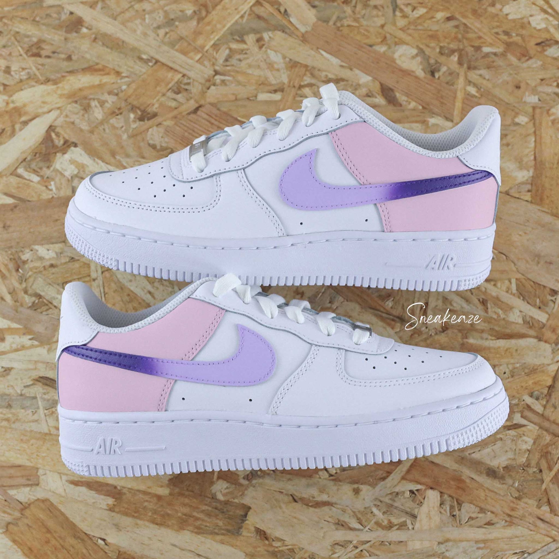 Baskets Nike Air Force 1 custom modèle color block signe nike dégradé violet et lavande. Les côtés arrières sont peints en pastel sneakeaze customs