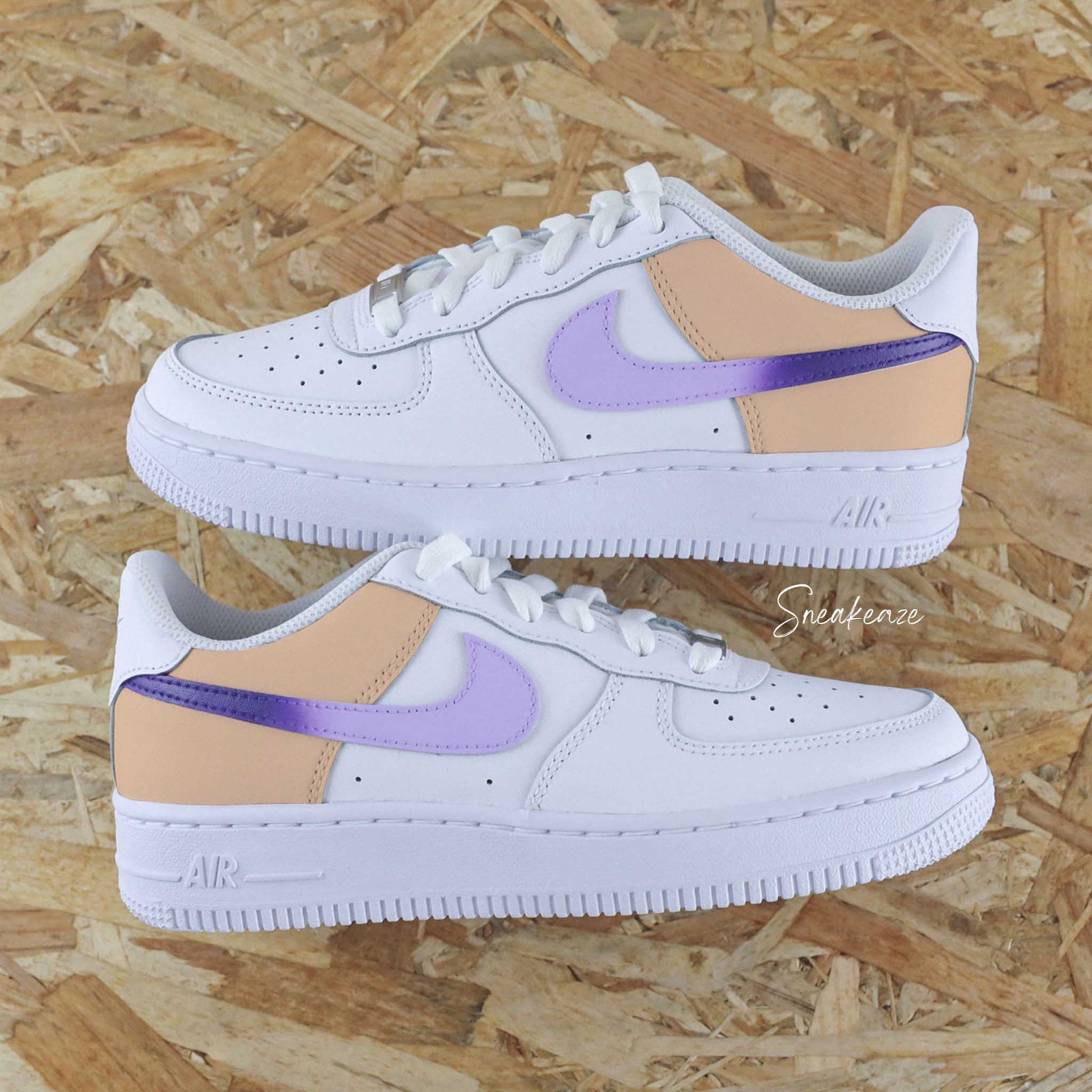 Baskets Nike Air Force 1 custom modèle color block signe nike dégradé violet et lavande. Les côtés arrières sont peints en pastel sneakeaze customs