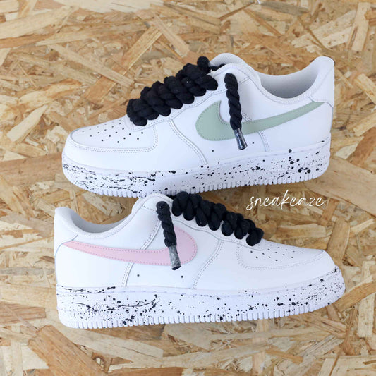 Baskets Nike Air Force 1 custom Lacets Corde noir et swoosh peint couleur vert de gris et rose pastel. Splash sur les semelles assortis sneakers rope laces sneakeaze custom