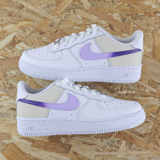 Baskets Nike Air Force 1 custom modèle color block signe nike dégradé violet et lavande. Les côtés arrières sont peints en vanille sneakeaze customs