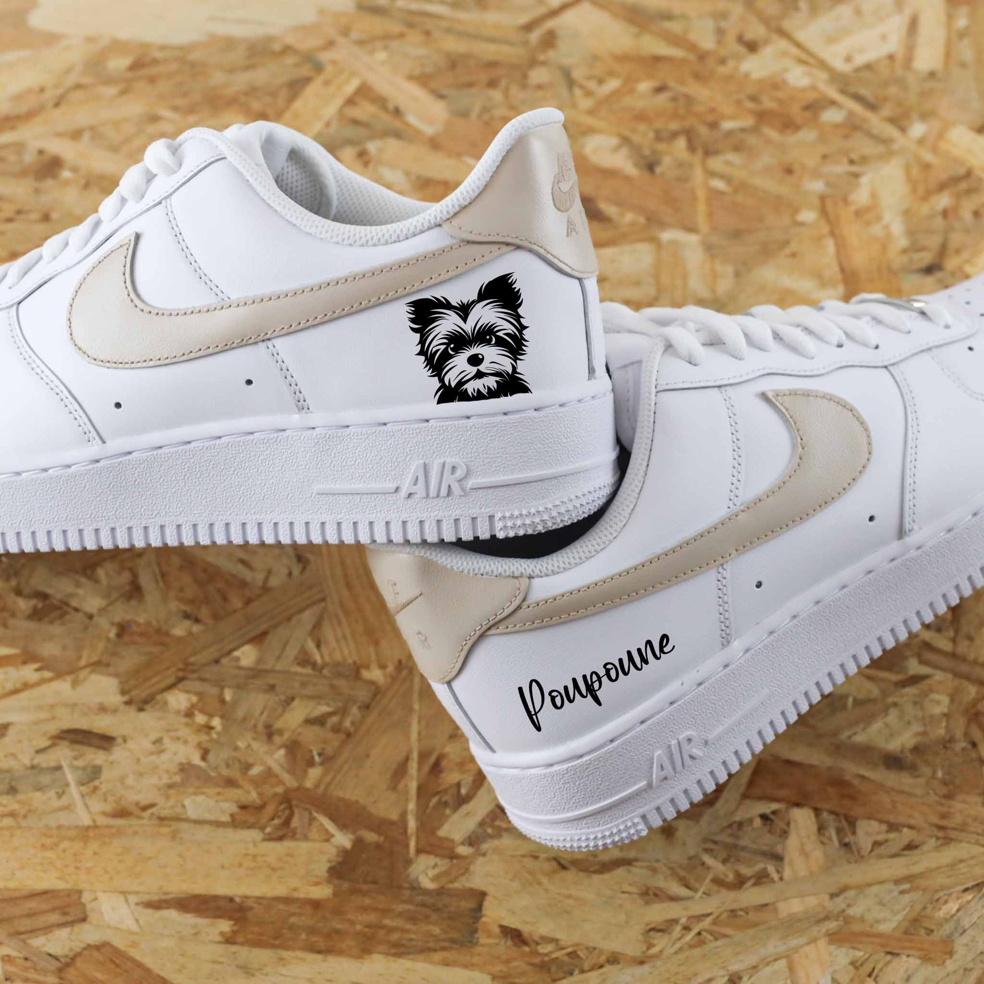 Baskets Nike Air Force 1 custom swoosh beige clair avec inscription d'un prénom et dessin d'un chien yorkshire sneakeaze custom