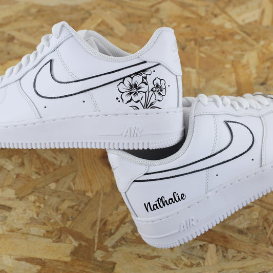 Baskets Nike Air Force 1 custom - Silhouette des signes nike en noir et dessin de Fleurs avec inscription du prénom sneakeaze customs