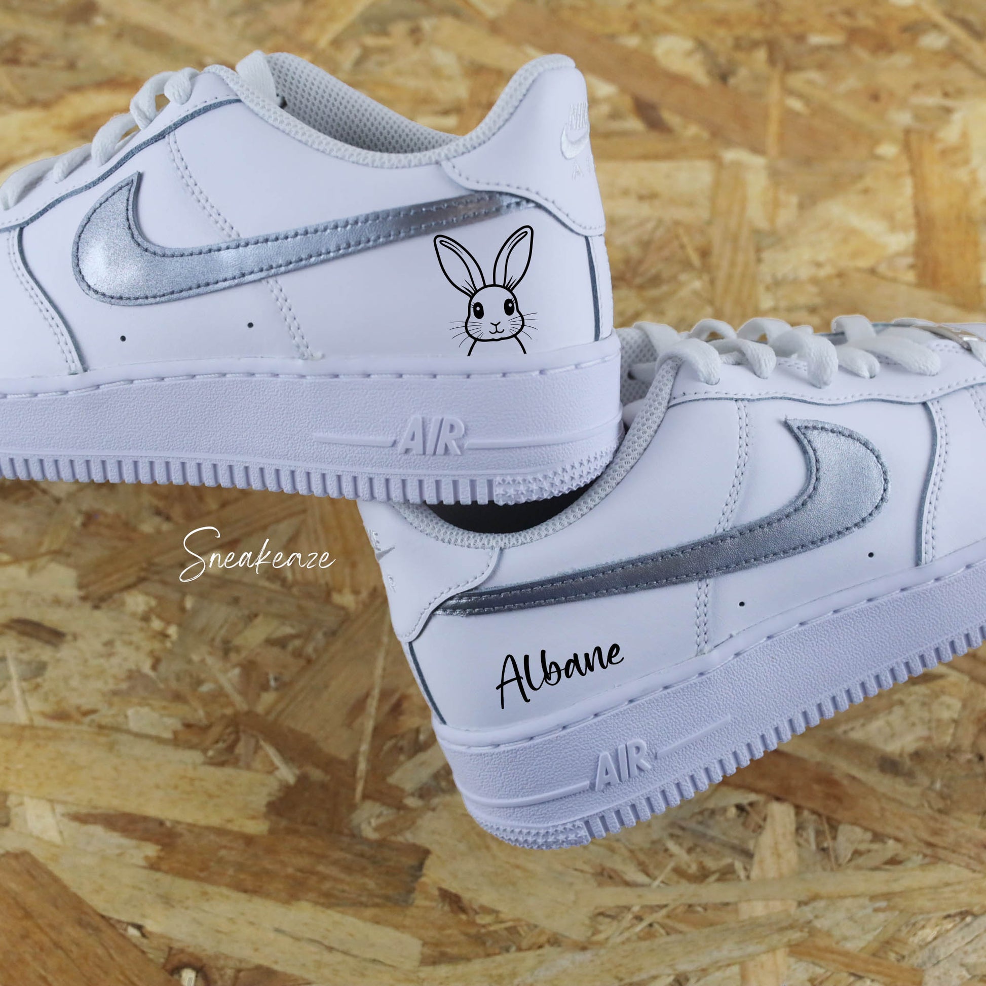Baskets Nike Air Force 1 custom modèle swoosh argent  et inscription d'un prénom et dessin d'un lapin sneakeaze customs