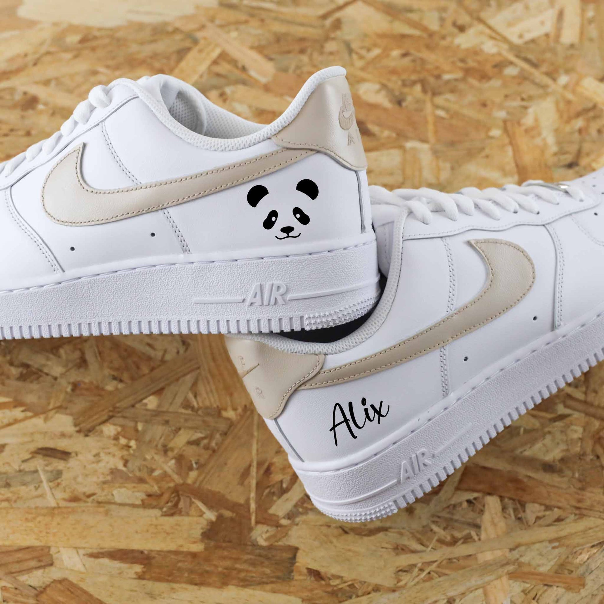 Baskets Nike Air Force 1 custom swoosh beige clair avec inscription d'un prénom et dessin d'un panda sneakeaze custom