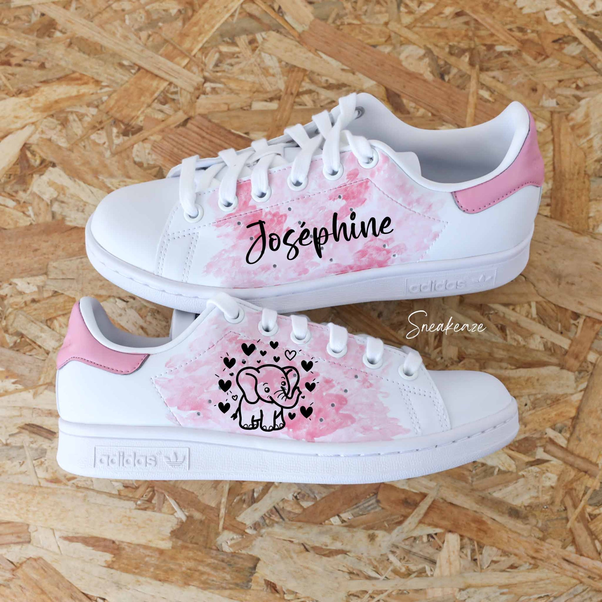 Baskets adidas stan smith custom aquarelle rose pastel avec inscription d'un prénom et dessin d'un éléphant avec des coeurs sneakeaze custom