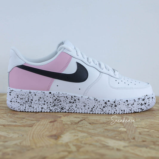 Basket Nike Air force 1 custom color block baby pink pastel et noir. Signes Nike peint sur les 4 cotés en noir avec splash de peinture assortis sneakeaze custom