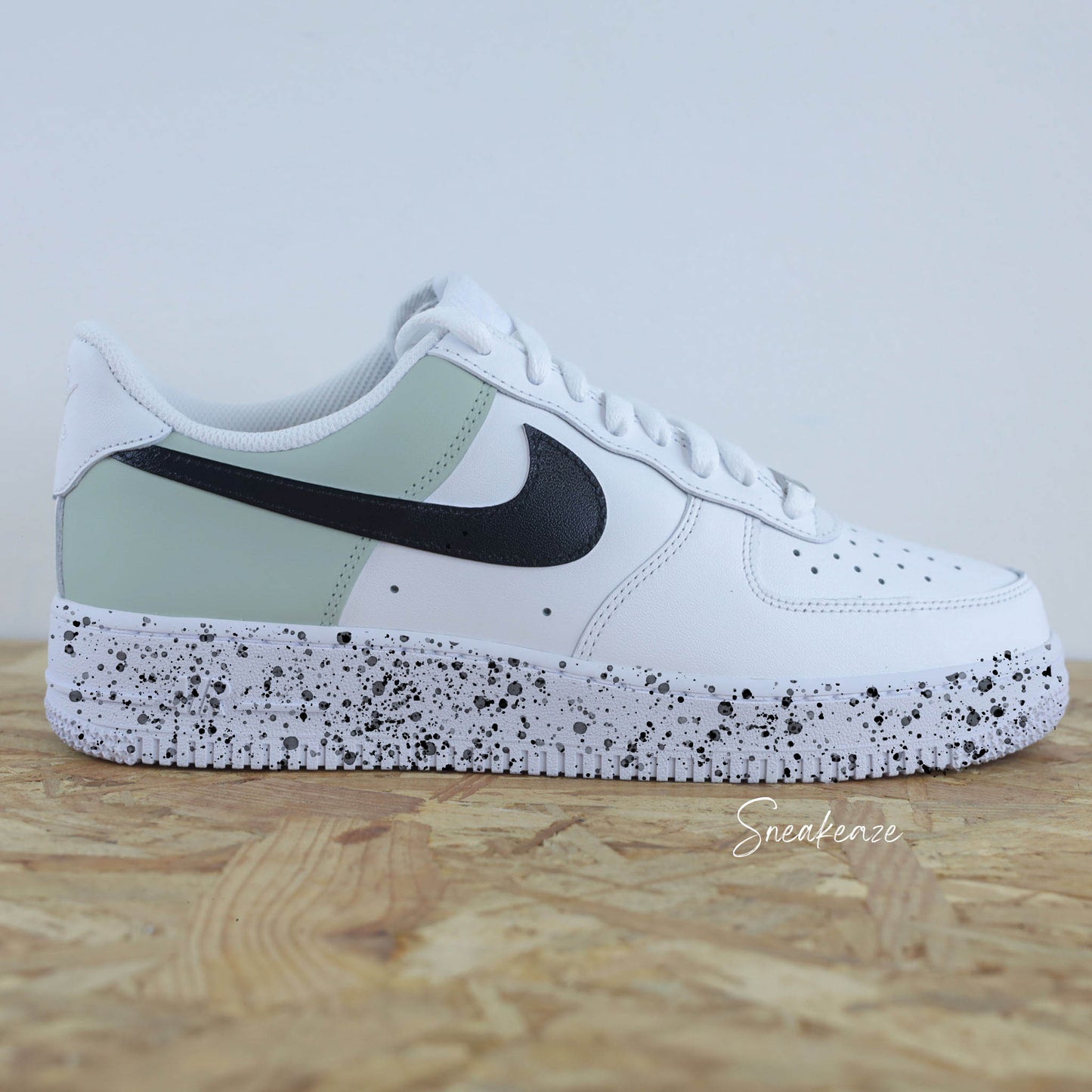 Basket Nike Air force 1 custom color block vert de gris et noir. Signes Nike peint sur les 4 cotés en noir avec splash de peinture assortis sneakeaze custom