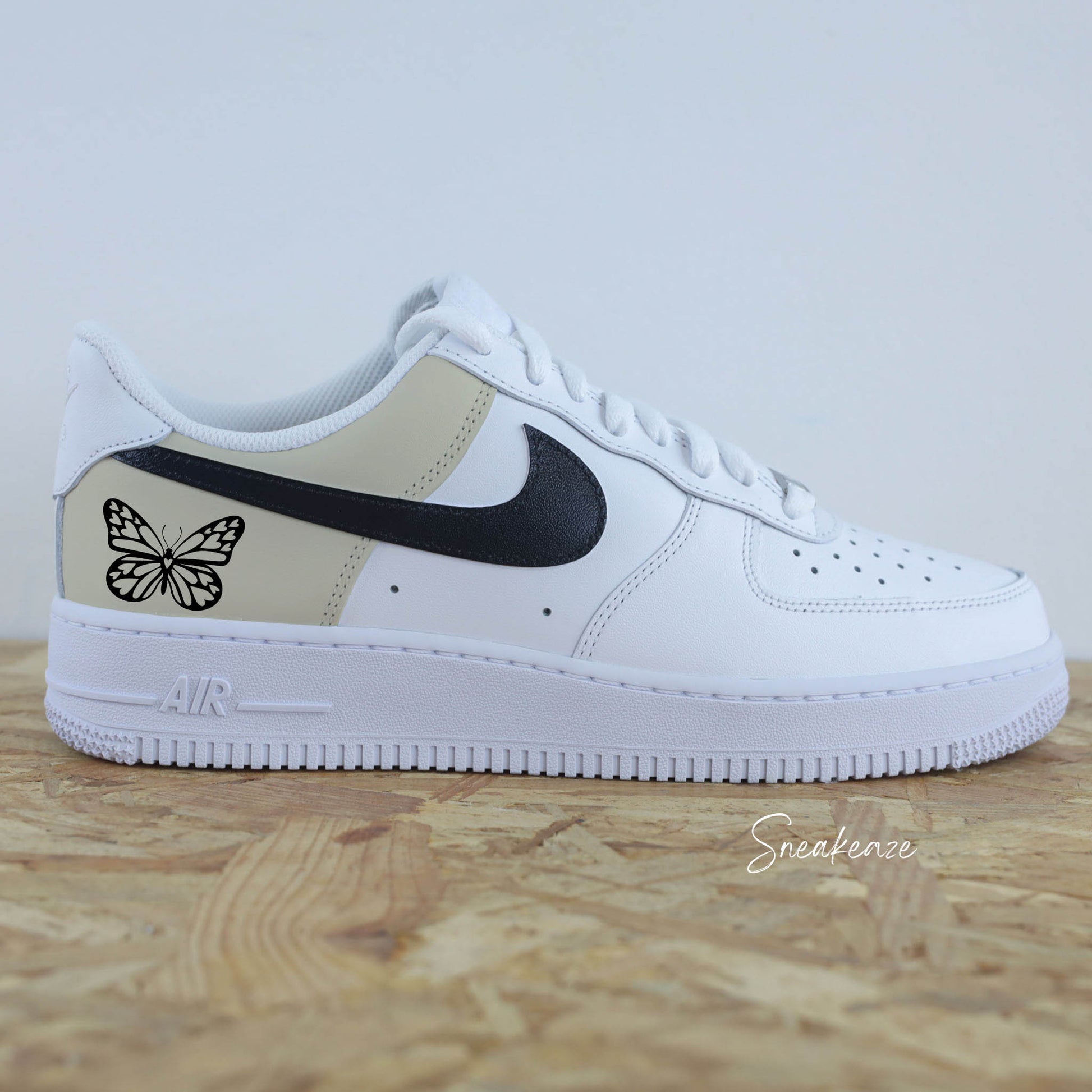 Baskets Nike Air Force 1 custom color block beige pastel avec signes nike peint en noir et papillon sneakeaze custom