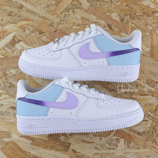 Baskets Nike Air Force 1 custom modèle color block signe nike dégradé violet et lavande. Les côtés arrières sont peints en pastel sneakeaze customs