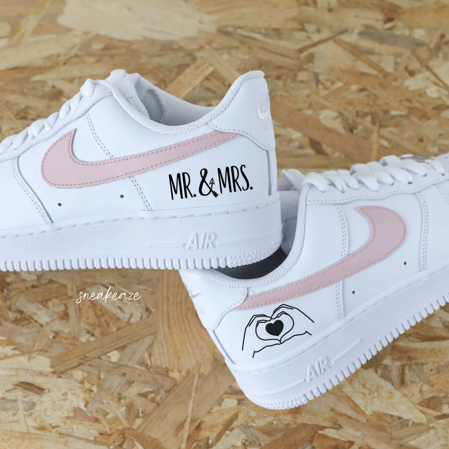Baskets Nike air force 1 personnalisées pour mariage.
Inscription "Just Married" sur les côtés extérieurs. Les 4 swoosh sont peints en couleur rose poudré.
Modèle fait-main dans notre atelier, peinture waterproof.