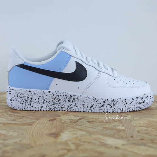 Basket Nike Air force 1 custom color block unc blue et noir. Signes Nike peint sur les 4 cotés en noir avec splash de peinture assortis sneakeaze custom