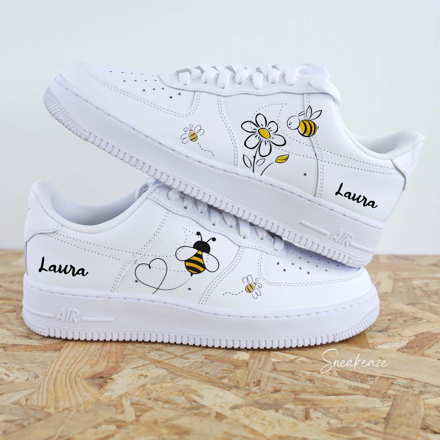 baskets nike air force 1 custom Abeille et prénom peint à la main - sneakeaze custom