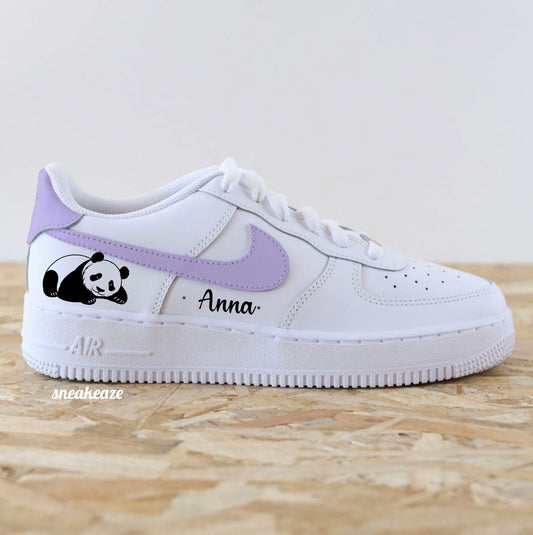 Baskets Nike Air Force 1 custom modèle swoosh lila (les 4 côtés sont peints) et talon + inscription d'un prénom et dessin d'un panda