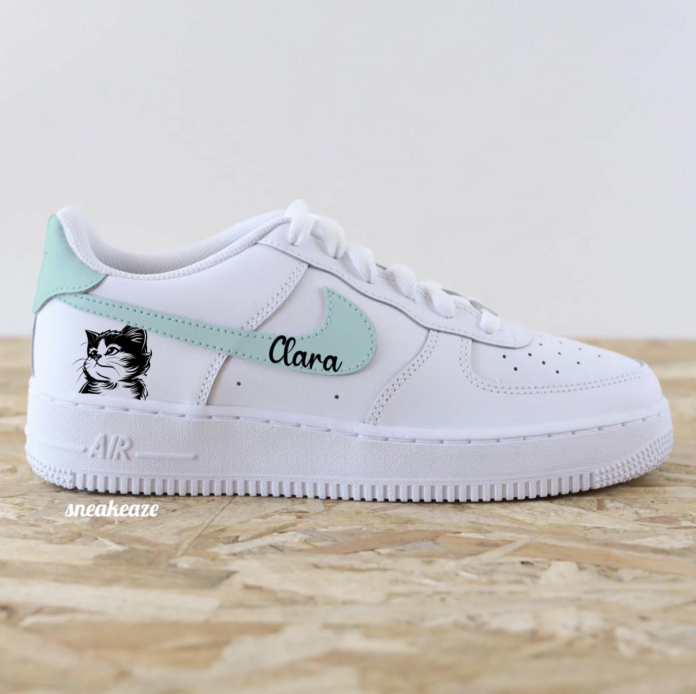 Baskets Nike Air Force 1 custom modèle swoosh vert d'eau (les 4 côtés sont peints) et talon + inscription d'un prénom et dessin d'un chat
