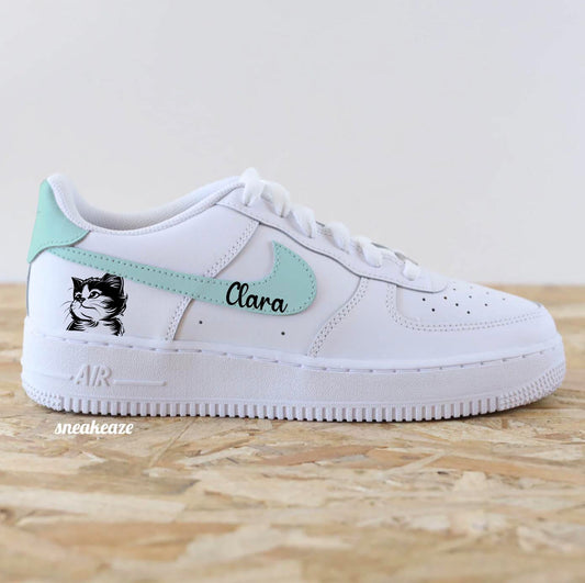 Baskets Nike Air Force 1 custom modèle swoosh vert d'eau (les 4 côtés sont peints) et talon + inscription d'un prénom et dessin d'un chat